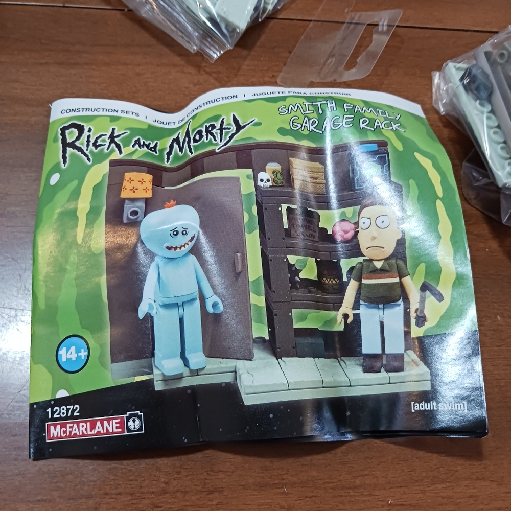 Smith Family Garage Rack Mr Rick & Morty McFarlane Constuction Set Flaw Box